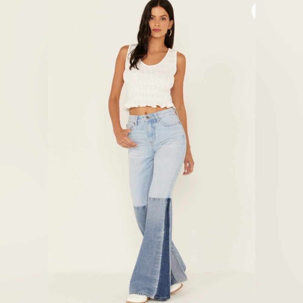 SHYANNE WOMEN'S TWO TONE SEAMED LIGHT WASH HIGH RISE FLARE JEANS SIZE 29